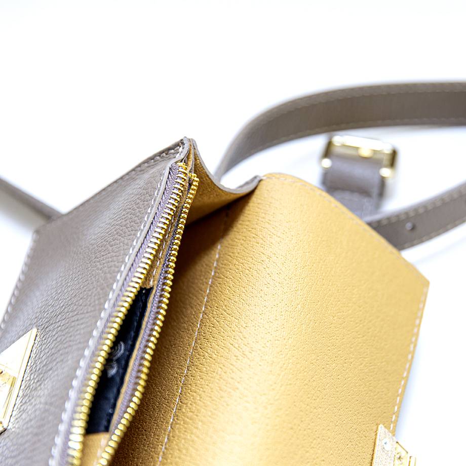 Laura Di Maggio CAROL – Marsupio Taupe Con Chiusura Oro