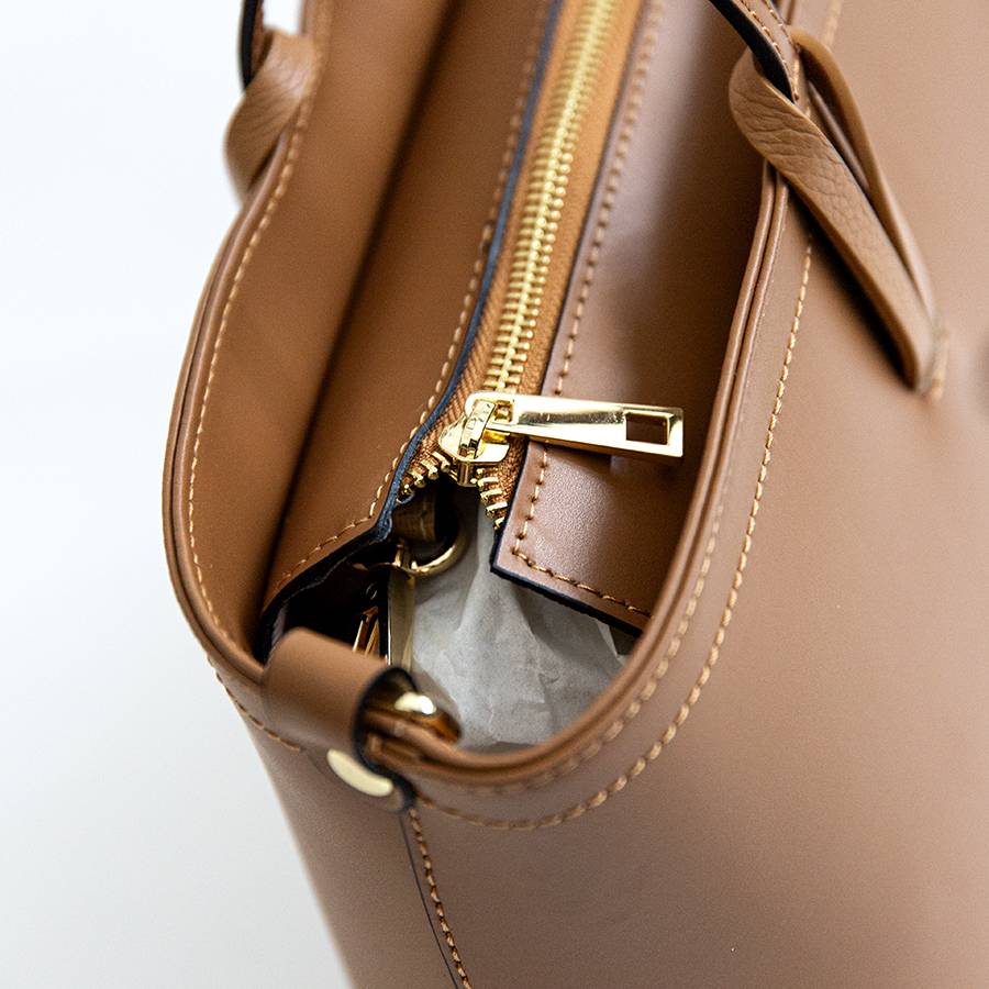 Laura Di Maggio NIKITA – Shopping In Pelle Elegant Cuoio