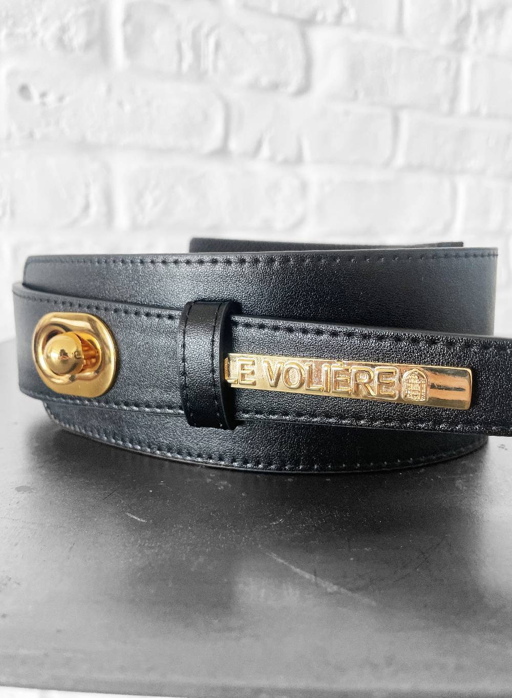 Le Volière Cintura In Ecopelle Nera Con Targhetta