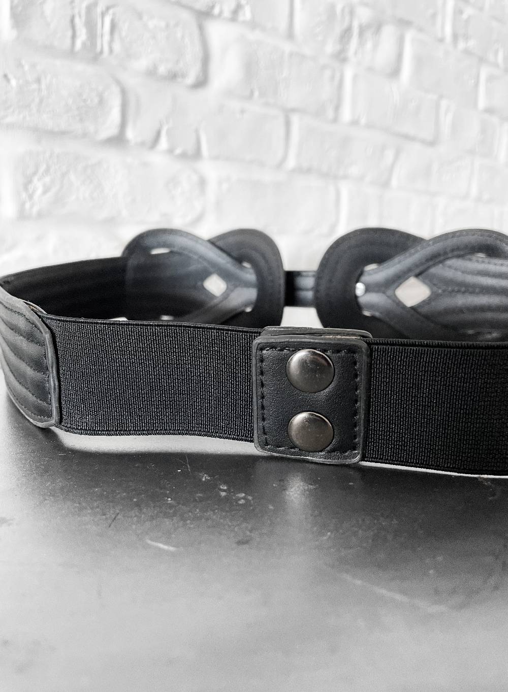 Le Volière Cintura Nera Con Targhetta Argento