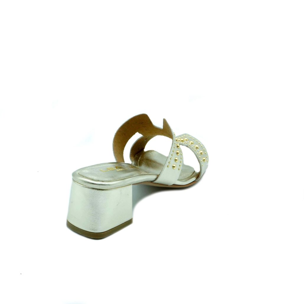 Lea Gu Ciabattina In Nappa Laminata, Fascia Frontale Con Borchie Oro, Tacco Ricoperto 50 Mm