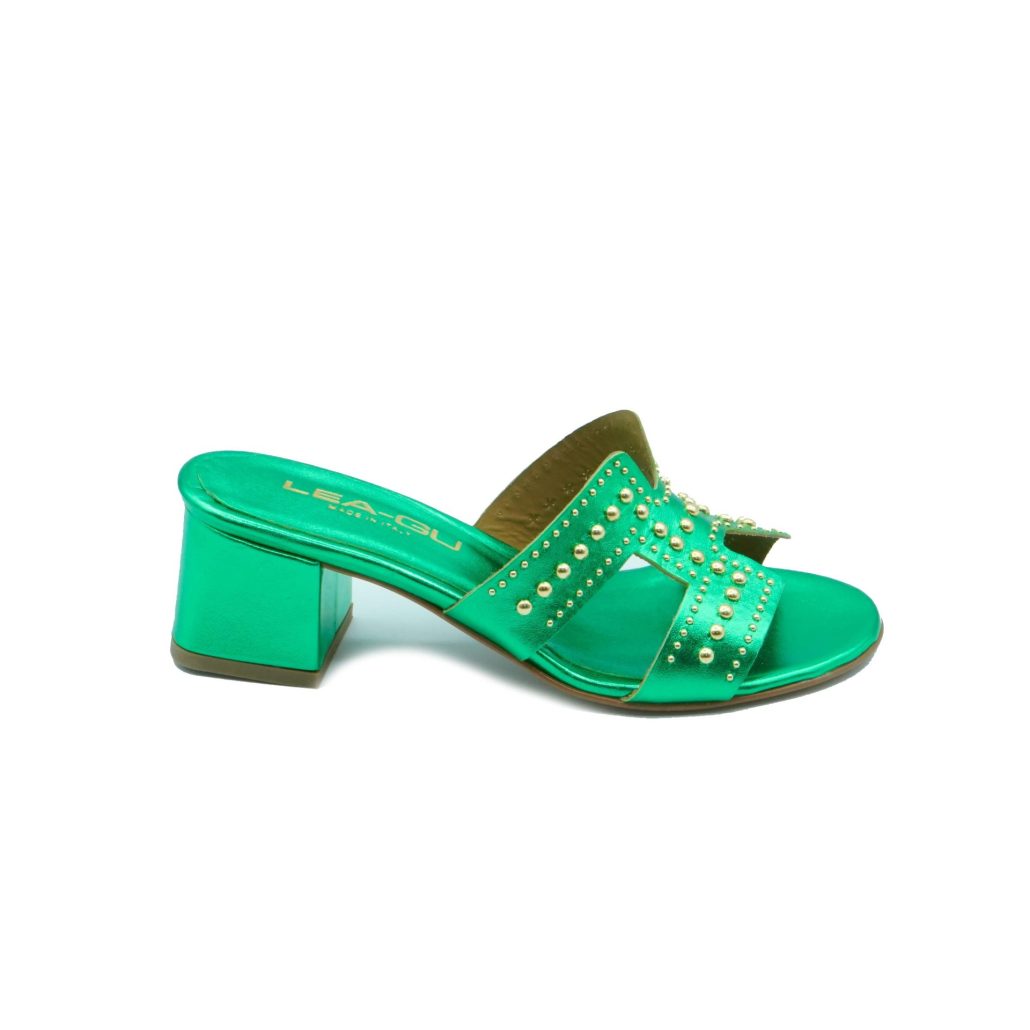 Lea Gu ciabattina in nappa laminata, fascia frontale con borchie oro, tacco ricoperto 50 mm