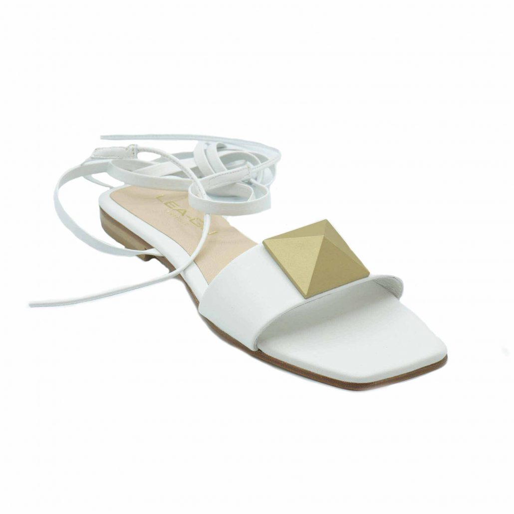 Lea Gu sandalo in nappa, fascia con piramide oro frontale, lacci in caviglia, tacco 20 mm