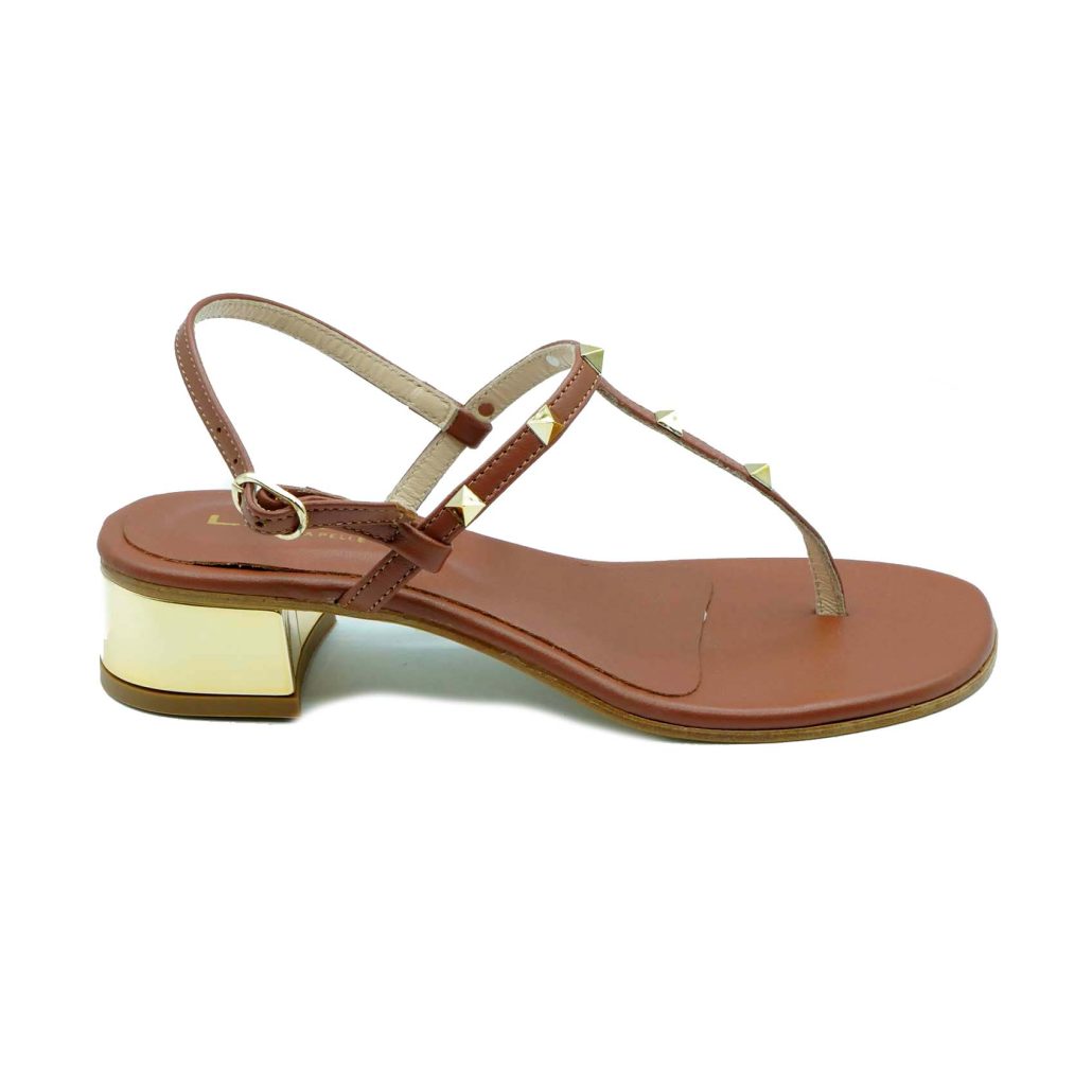 Lea Gu sandalo infradito in nappa, borchie frontali, allacciatura posteriore, tacco color oro 30mm