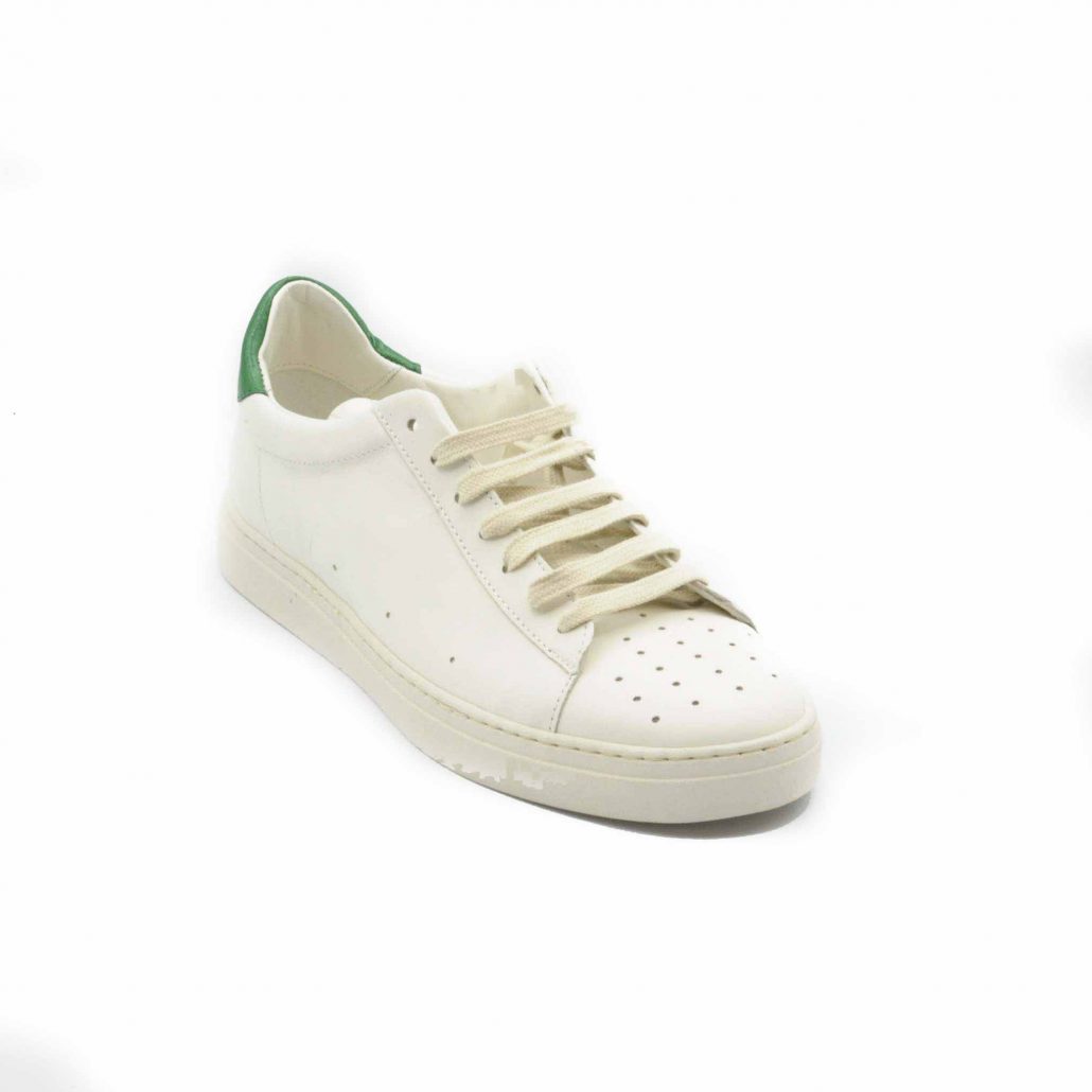 Lea Gu sneakers in nappa, punta traforata, tallone in contrasto verde, fondo gomma 25 mm