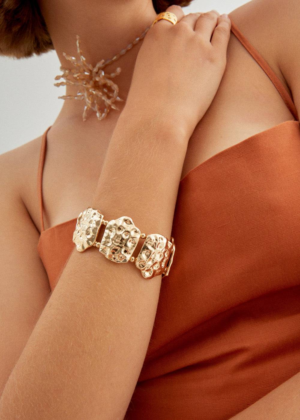 Nalí BRACELET W/ HAMMERED SURFACE IN GOLD