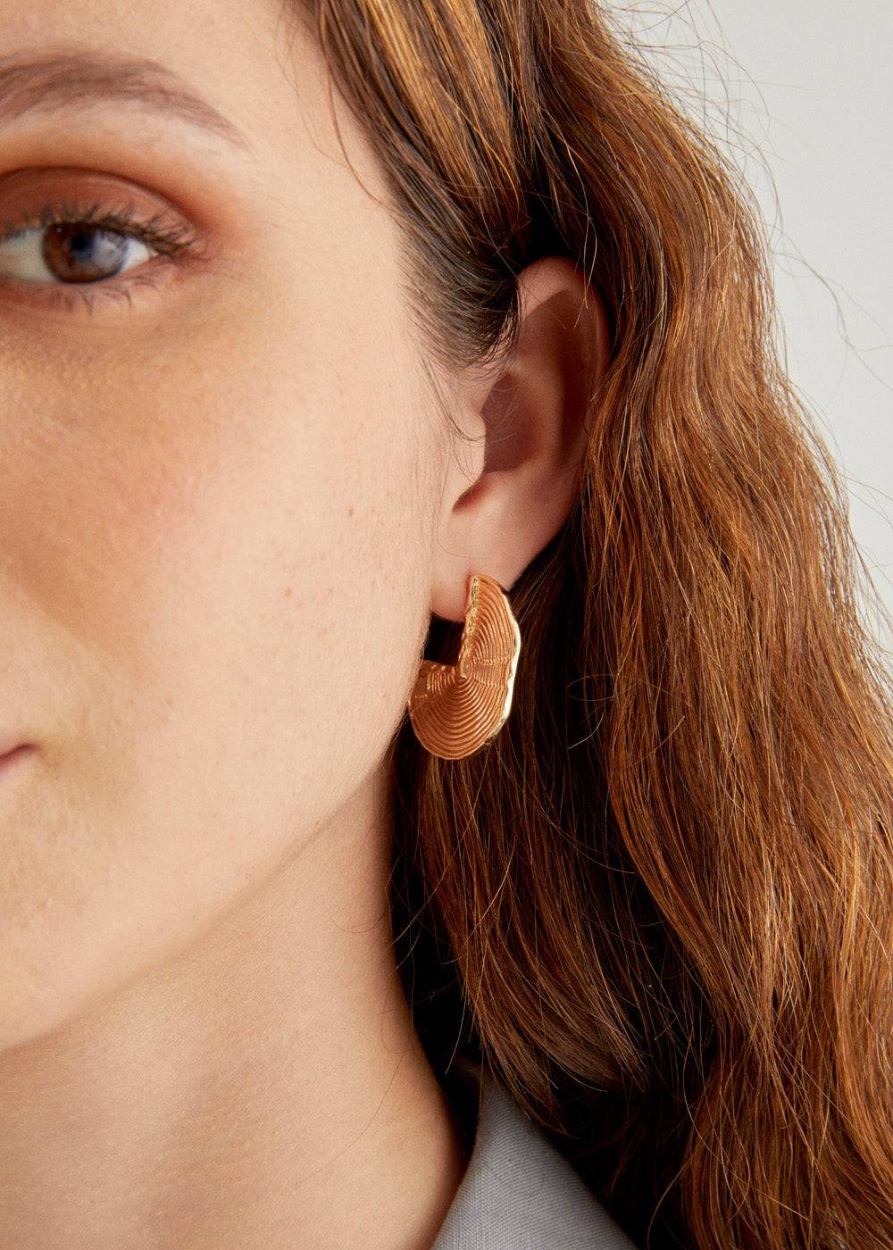 Nalí HALF CIRCLE EARRINGS IN GOLD