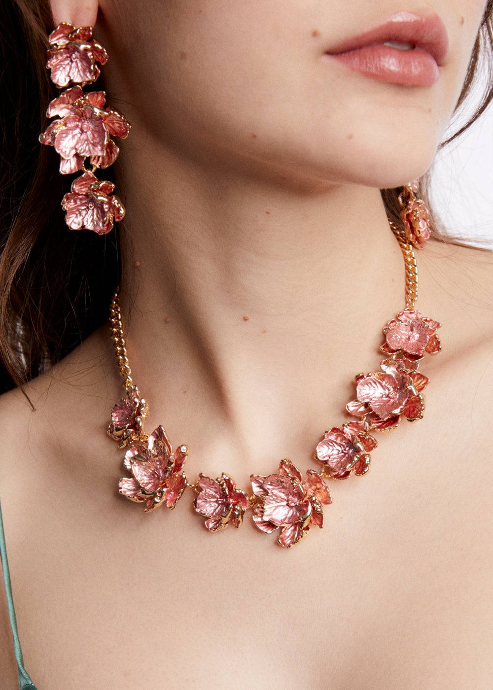 Nalí NECKLACE W/ ENAMEL SALMON FLOWERS/GOLD