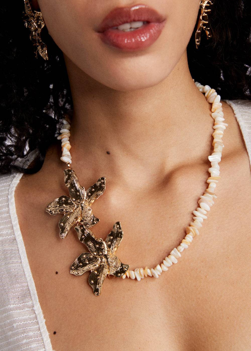 Nalí NECKLACE W/ GOLD TROPICAL FLOWERS