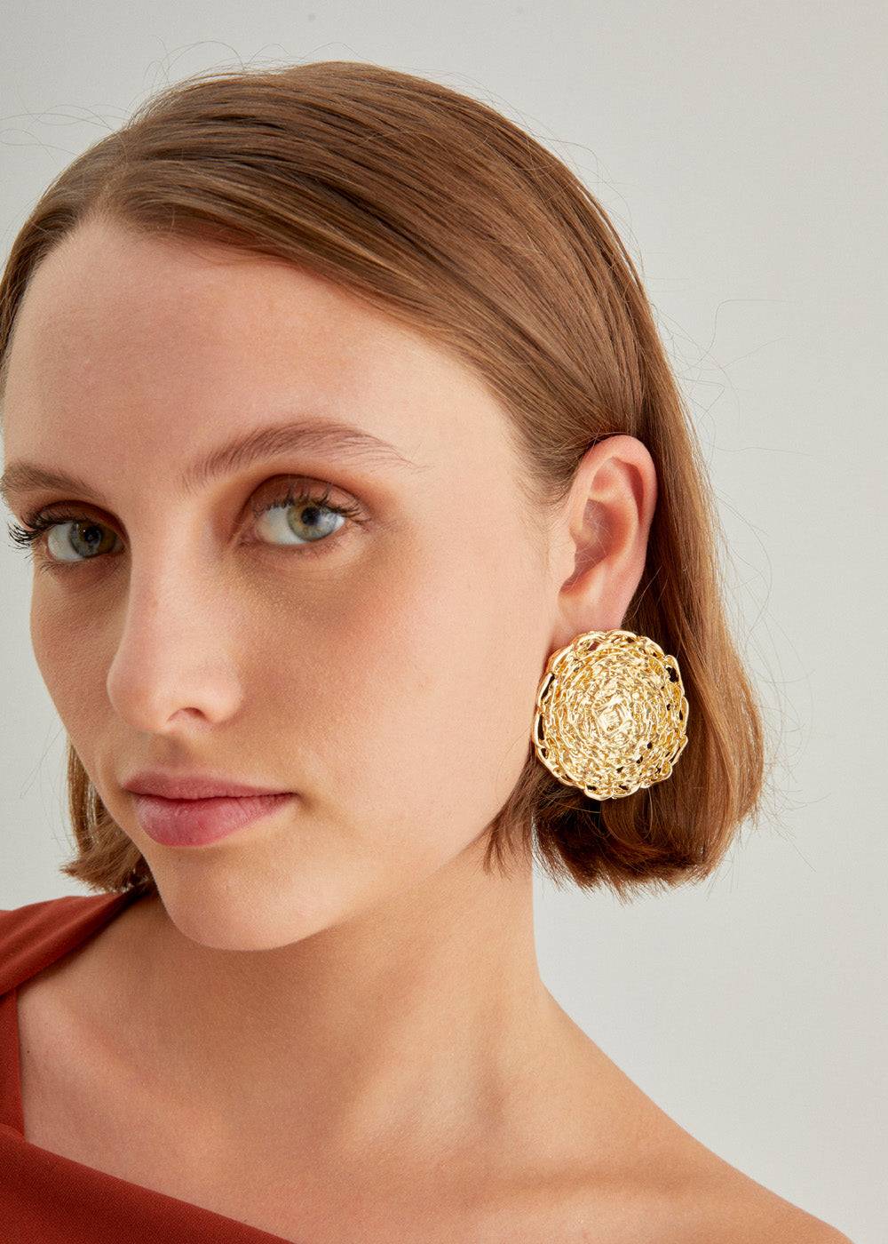 Nalí OVERSIZE LOBE ROUND EARRINGS IN GOLD