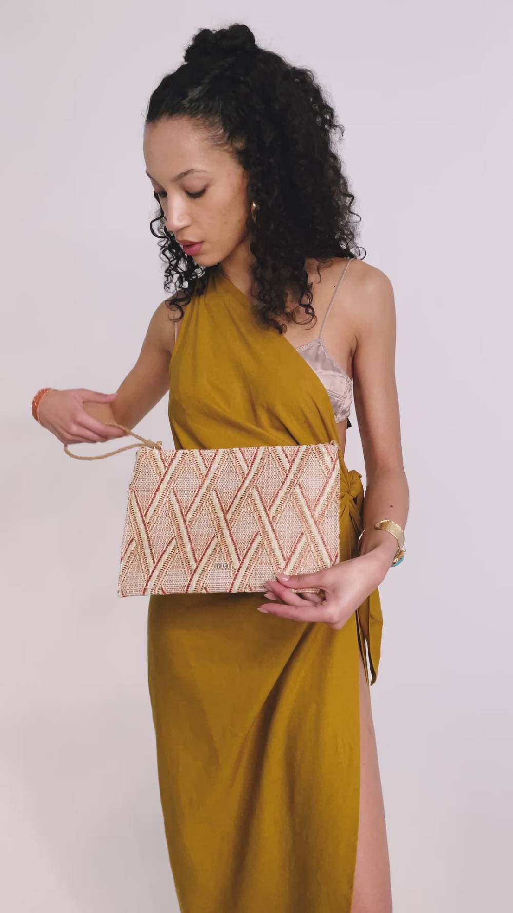 Nalí RITA POUCH IN STRAW + COLORS