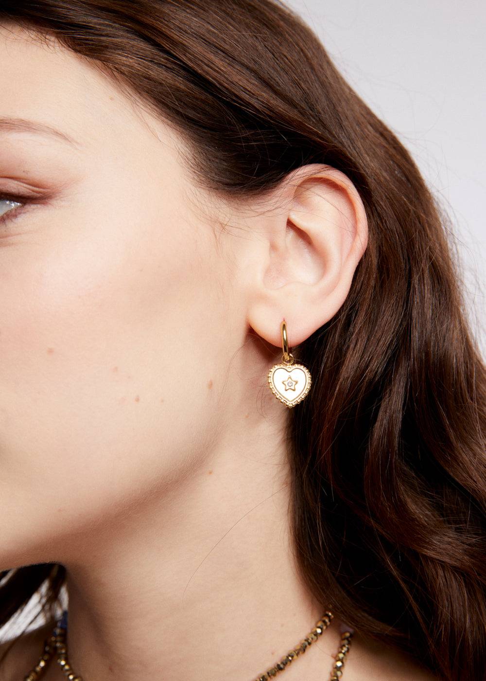 Nalí S.STEEL HOOP EARRINGS W/ WHITE HEART