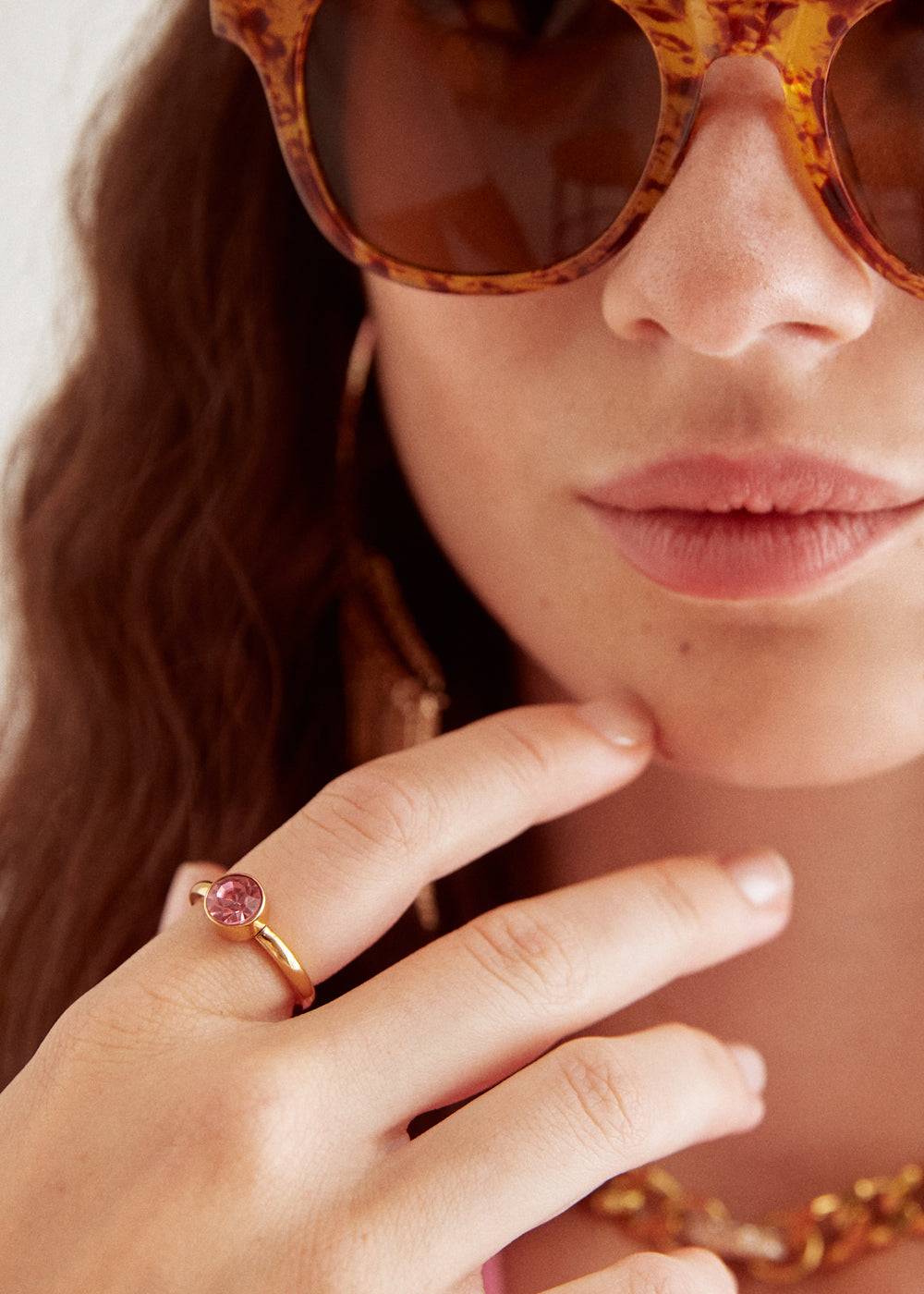 Nalí STAIN. STEEL FLORA THIN GOLD RING W/ PINK STONE