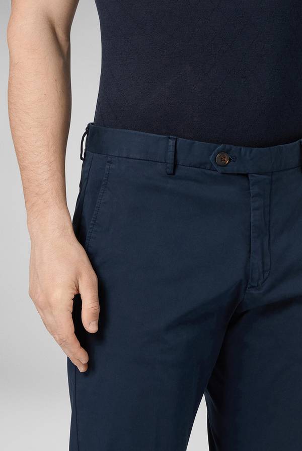 Lab. Pal Zileri Chino In Cotone Stretch Tinto In Capo