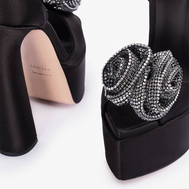 Le Silla Sandalo Con Plateau Raso Nero E Cristalli Argento