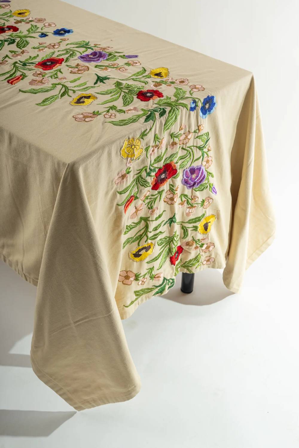 Les Ottomans Embroidered cotton tablecloth EBT03