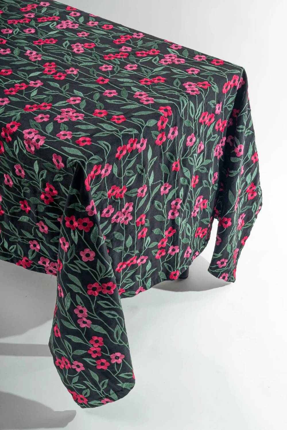 Les Ottomans Embroidered cotton tablecloth EBT07