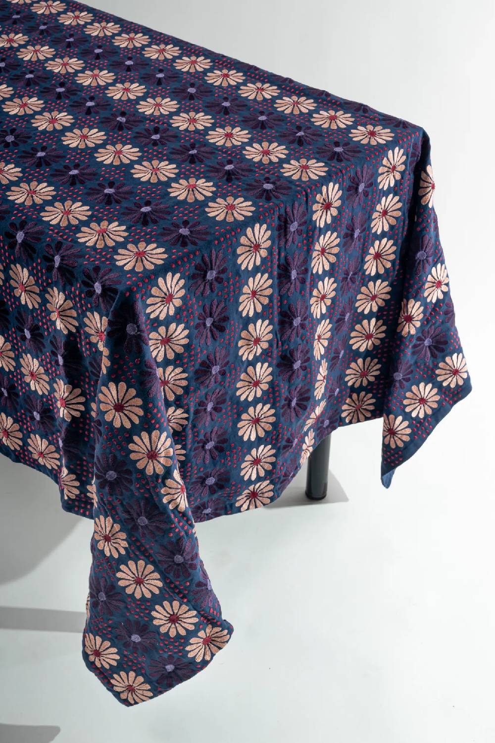 Les Ottomans Embroidered cotton tablecloth EBT08