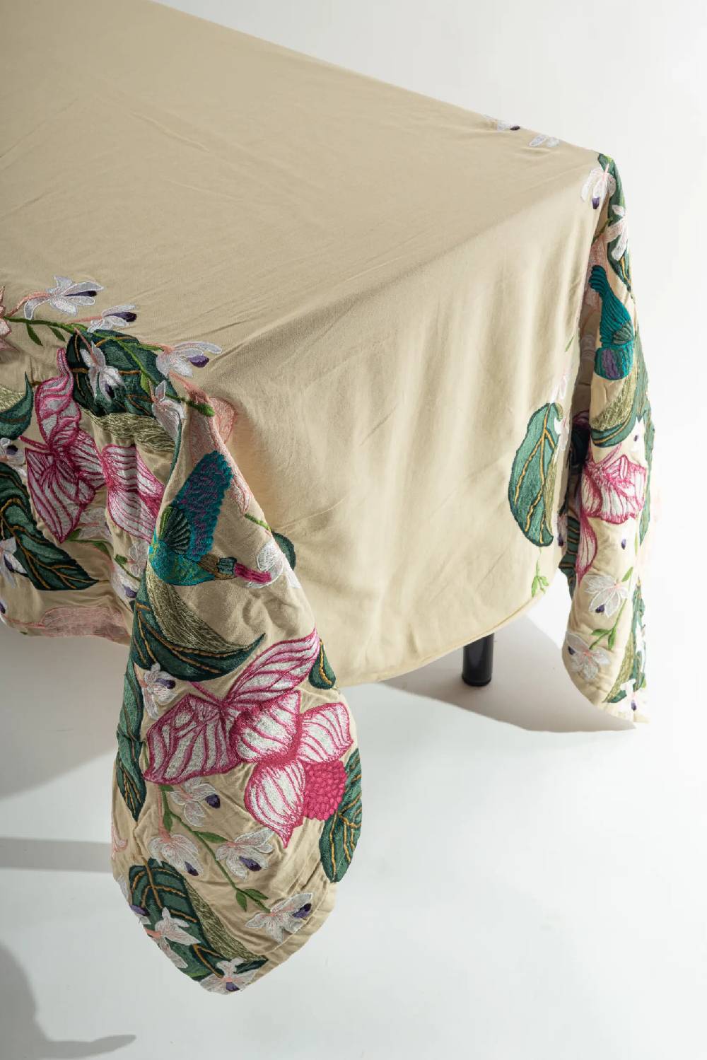 Les Ottomans Embroidered cotton tablecloth EBT15