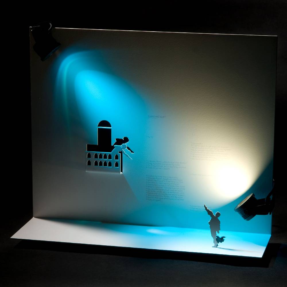 Lettera G Portable Drama Comodini e Faretto