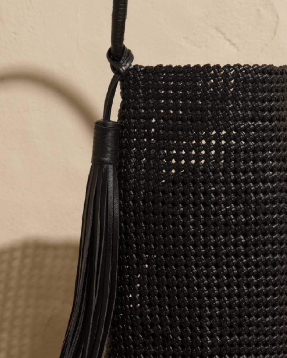 Manebí Borsa A Secchiello Intrecciata In Pelle - Black