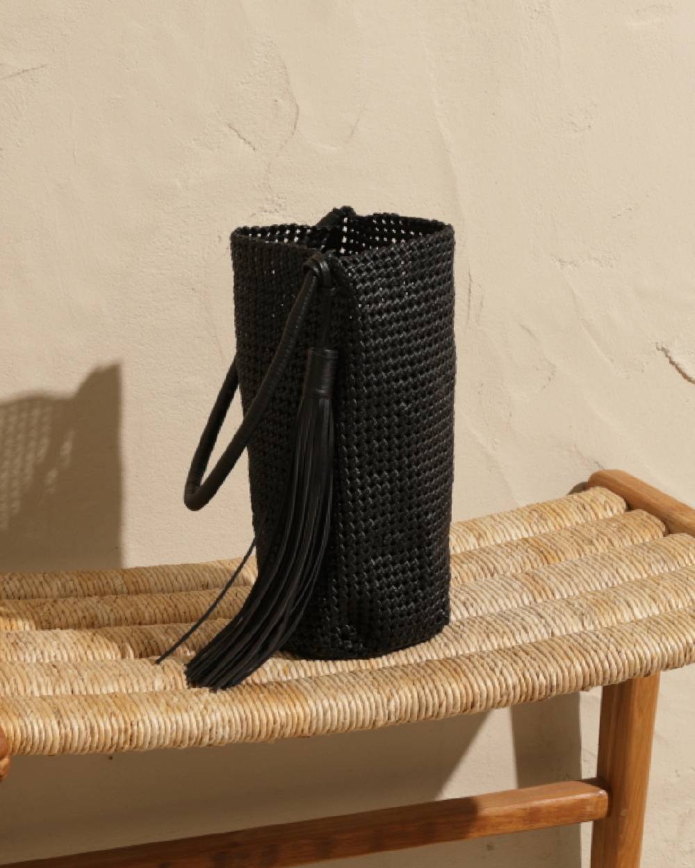 Manebí Borsa A Secchiello Intrecciata In Pelle - Black