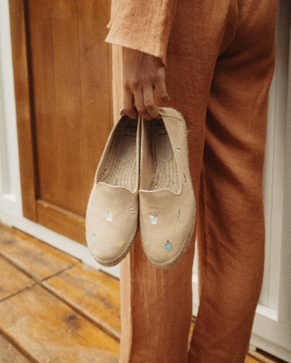 Manebí Espadrillas Con Platform In Pelle Scamosciata - Portofino Dry Gin X Manebí Champagne Beige Con Ricami Multicolor