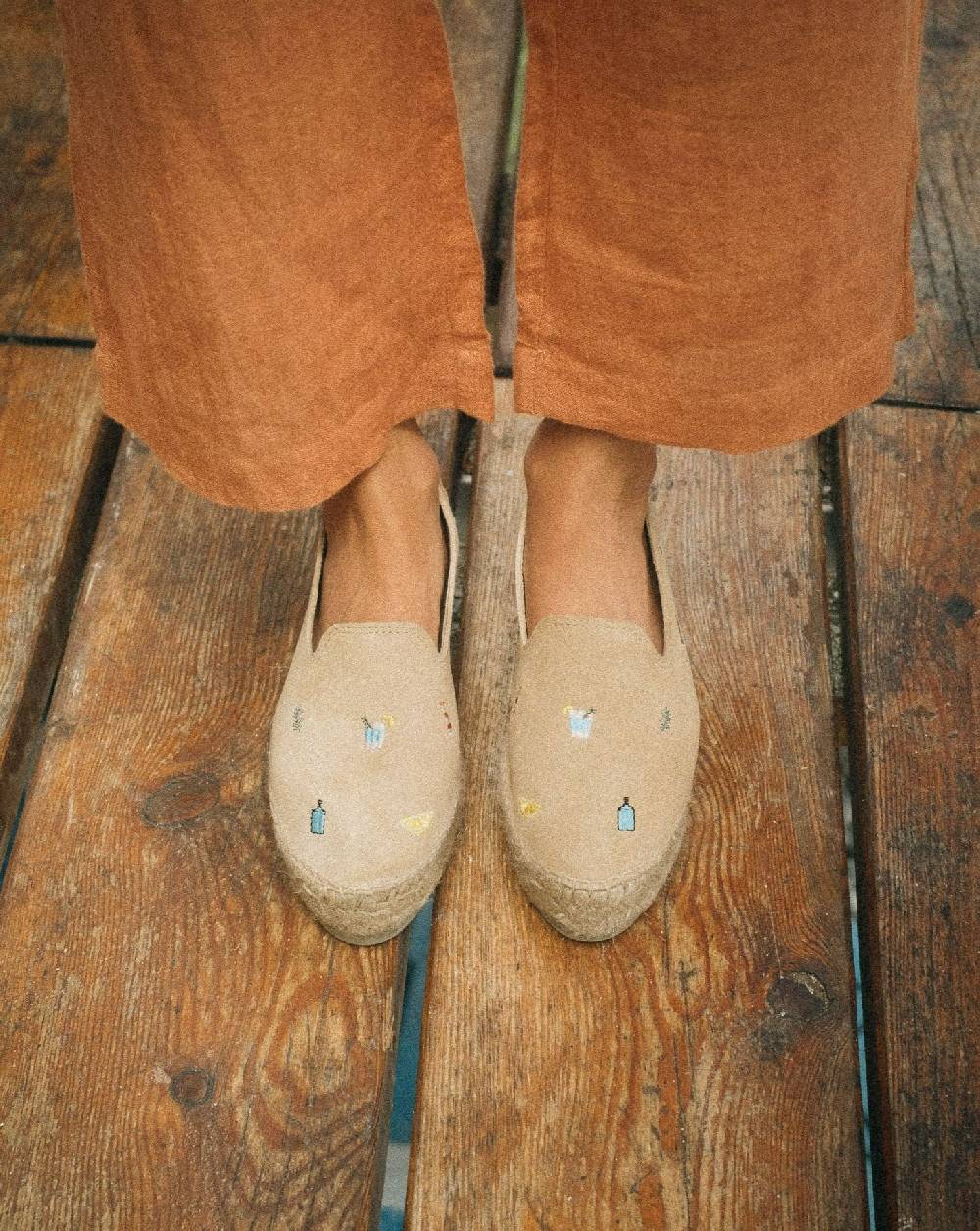 Manebí Espadrillas con Platform in Pelle Scamosciata - Portofino Dry Gin X Manebí Champagne Beige con Ricami Multicolor