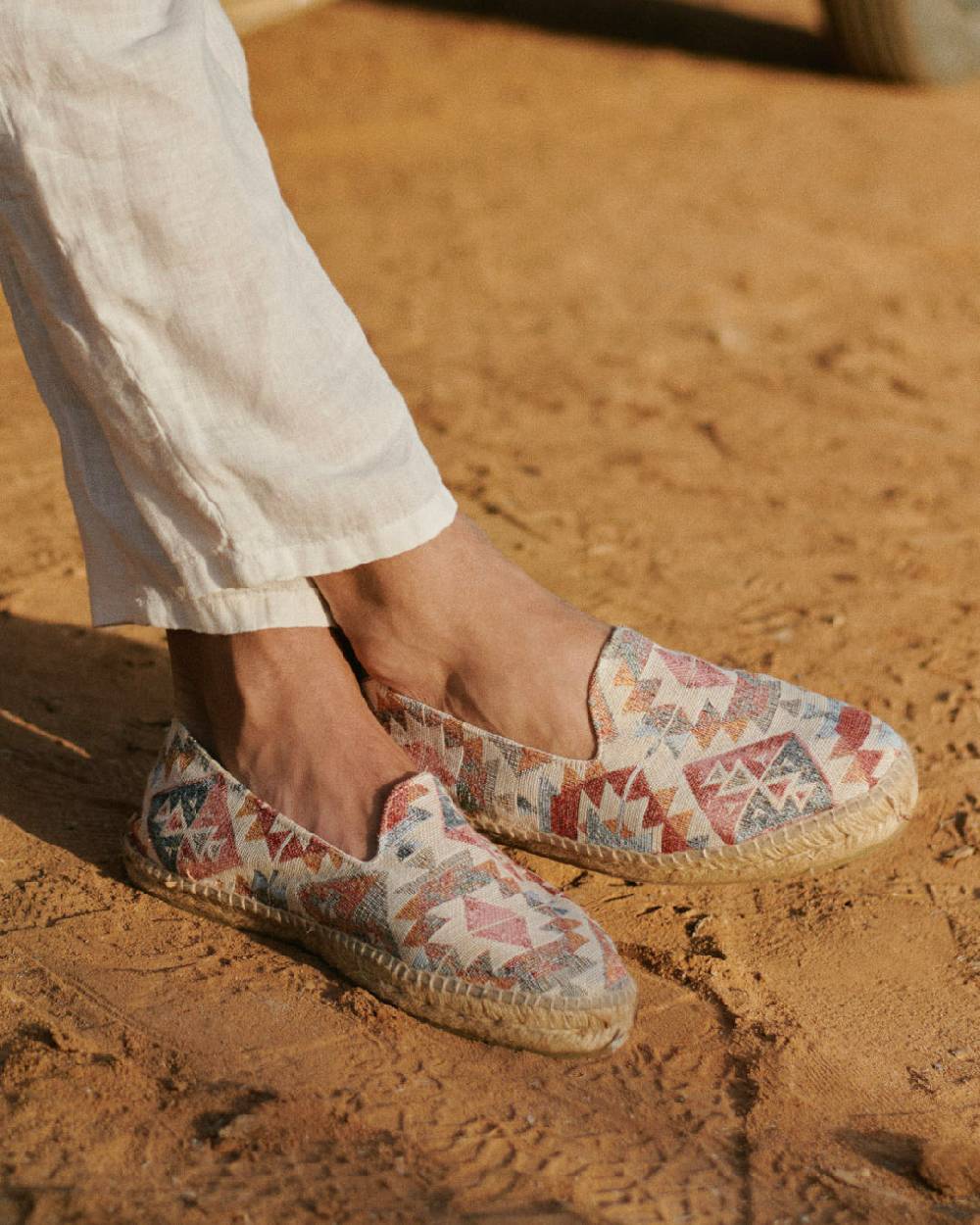 Manebí Espadrillas flat con motivo azteco - Tulum - Red Indigo On Beige