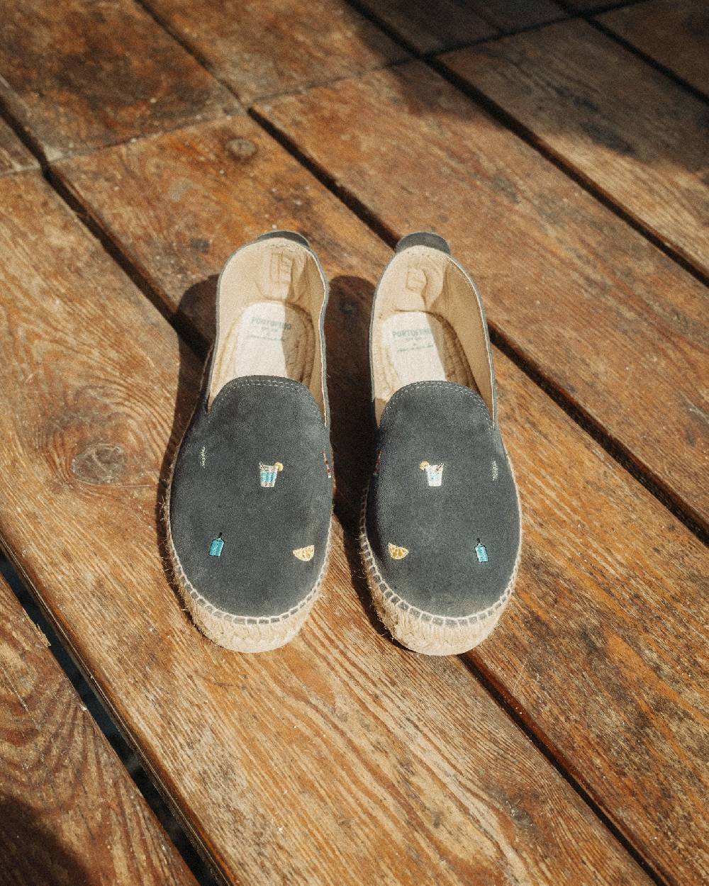 Manebí Espadrillas In Pelle Scamosciata - Portofino Dry Gin X Manebí Patriot Blue Con Ricami Multicolor