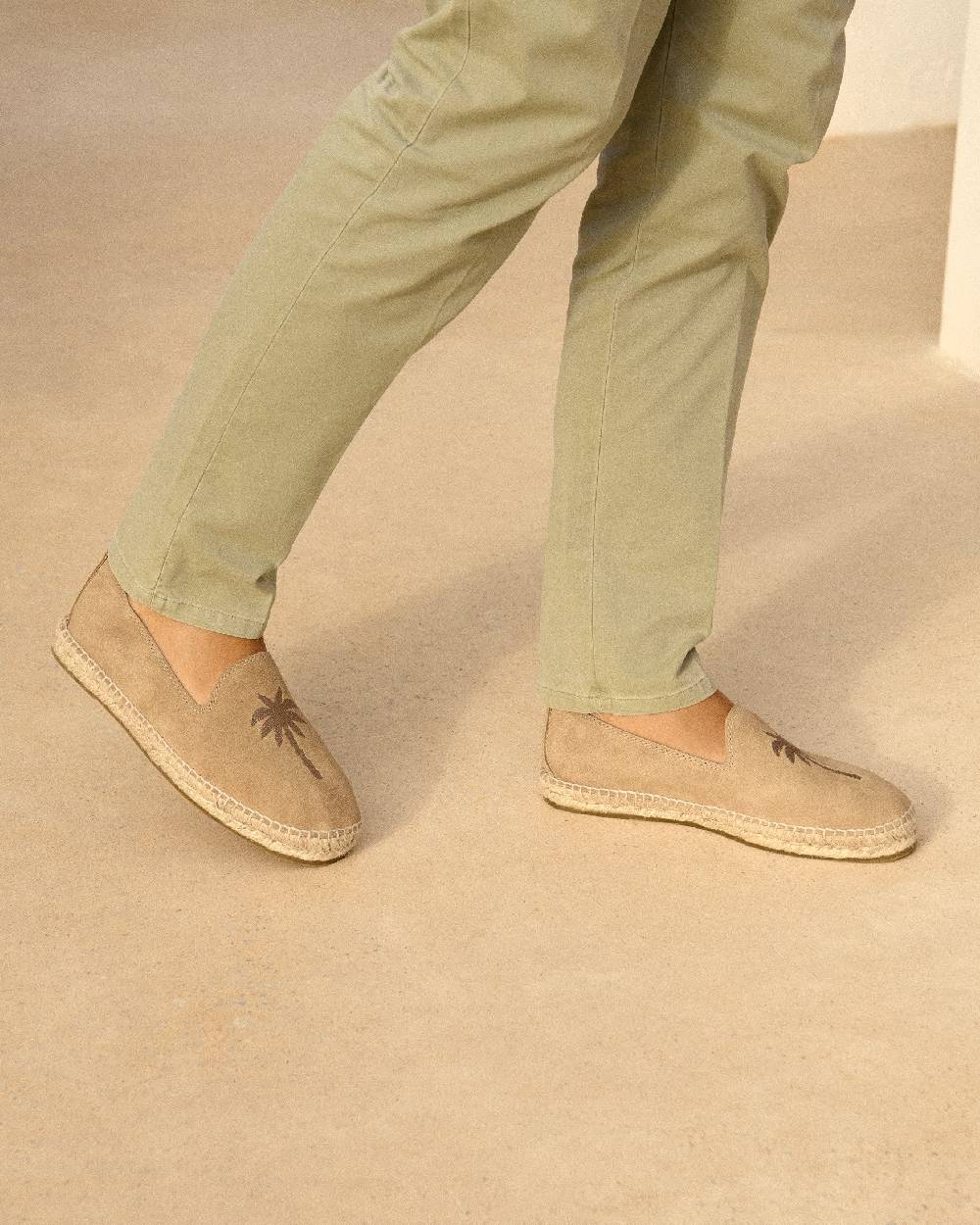 Manebí Espadrillas Piatte In Pelle Scamosciata Con Ricamo - Palm Springs - Beige Lavato E Palmo In Tono