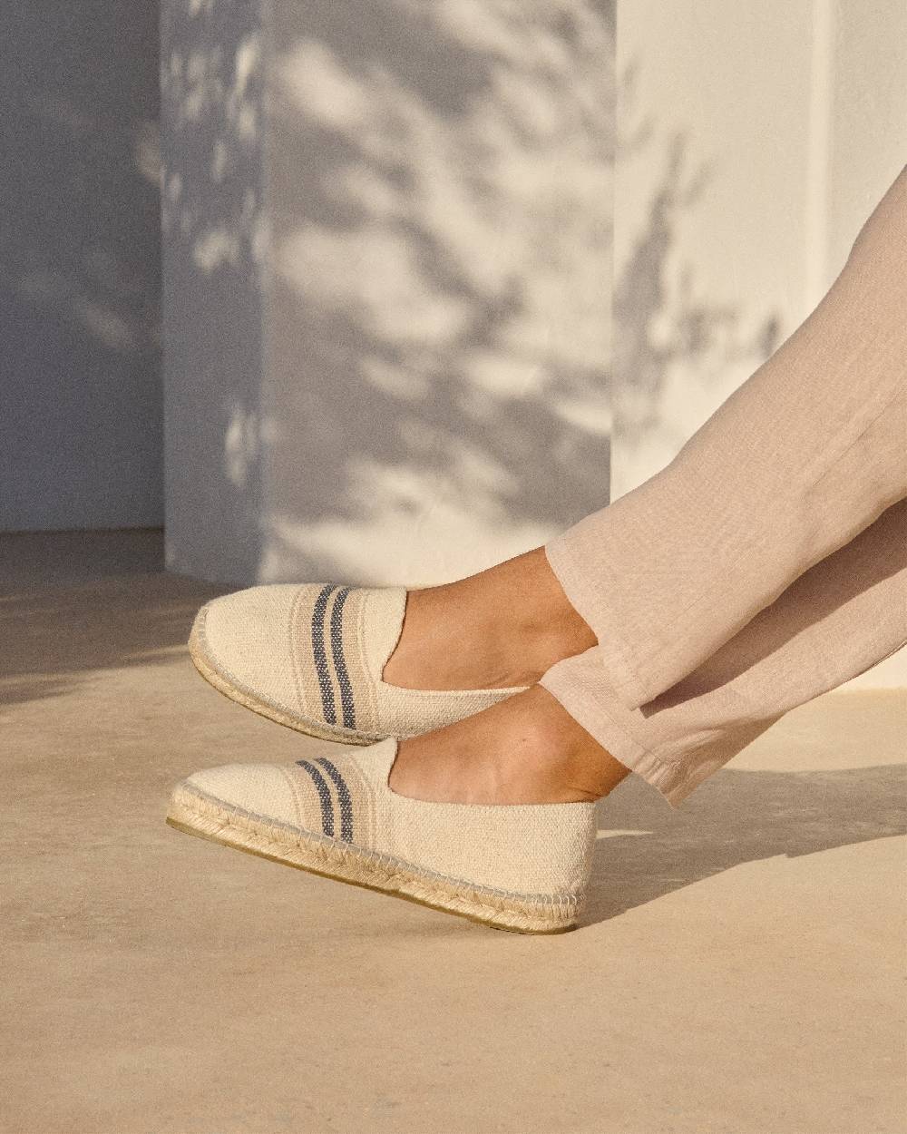 Manebí Espadrillas Piatte In Tela Intrecciata - Yucatán - Doppie Strisce Grigie Su Beige