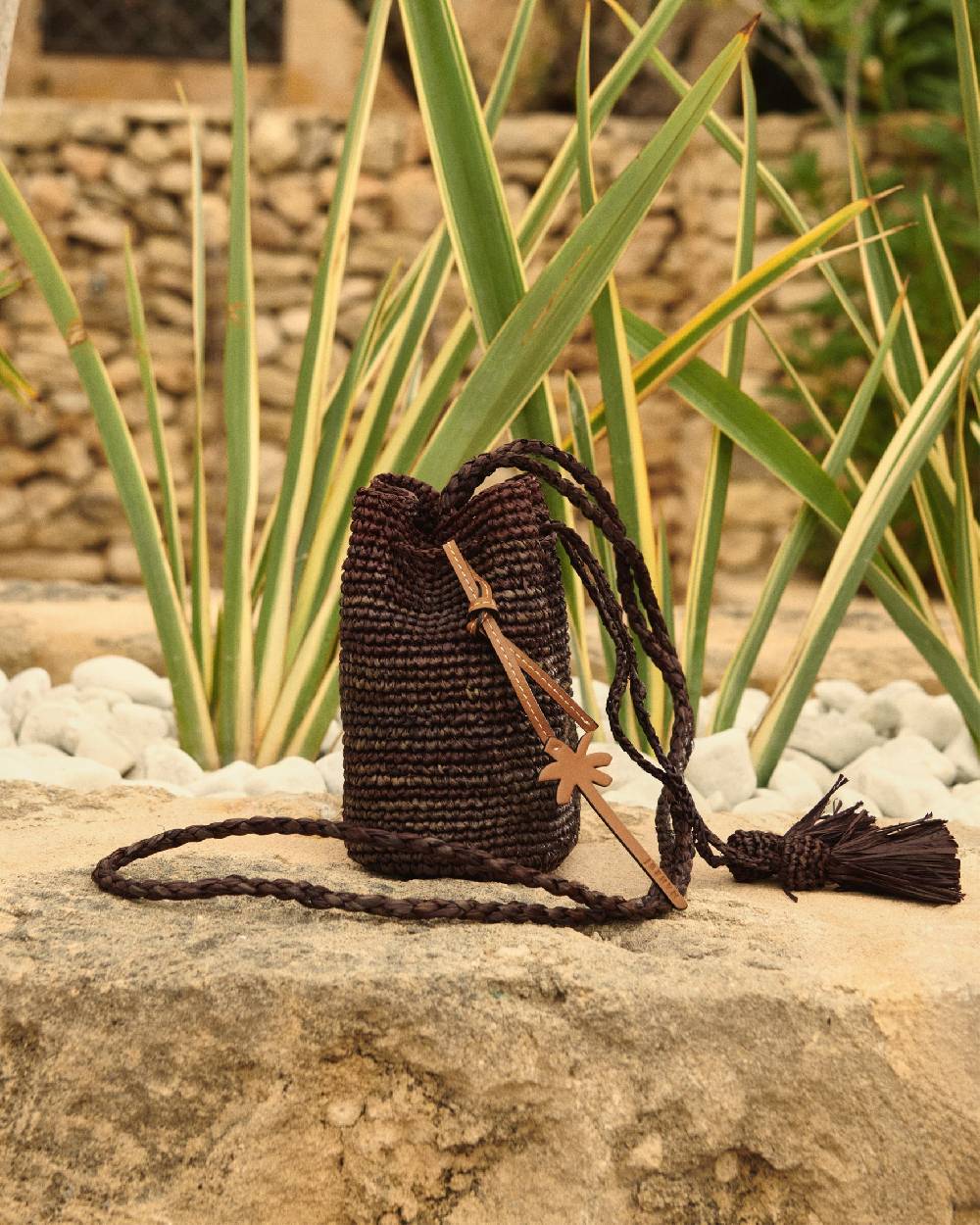Manebí Raffia Beach Bucket Mini - Chocholate