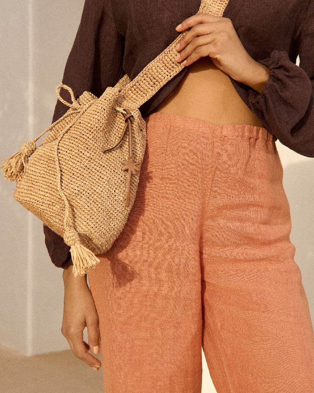 Manebí Raffia Beach Bucket - Palm Leather Tag Tan