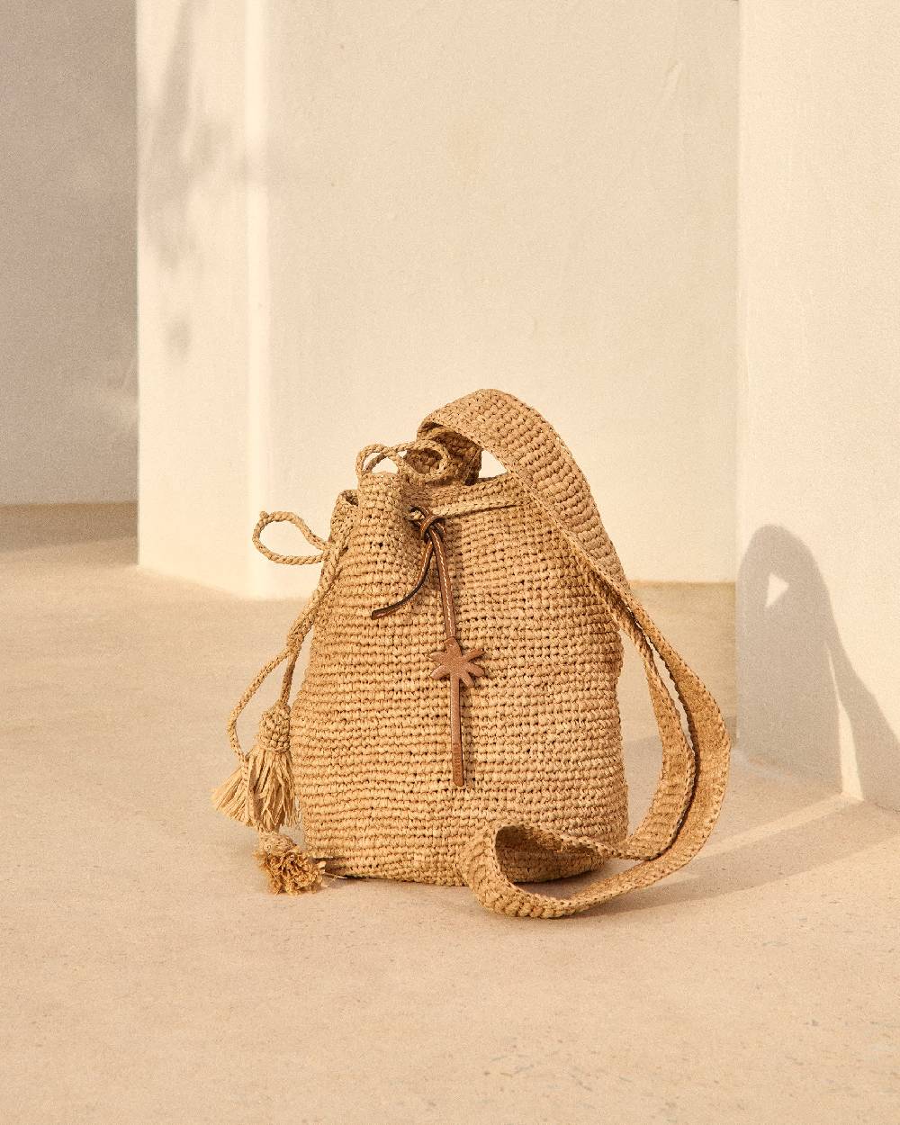 Manebí Raffia Beach Bucket - Palm Leather Tag Tan