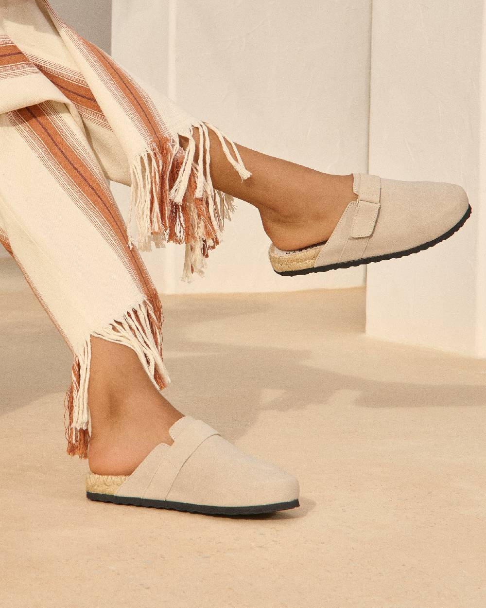 Manebí Suede Clog - Mules Champagne Beige