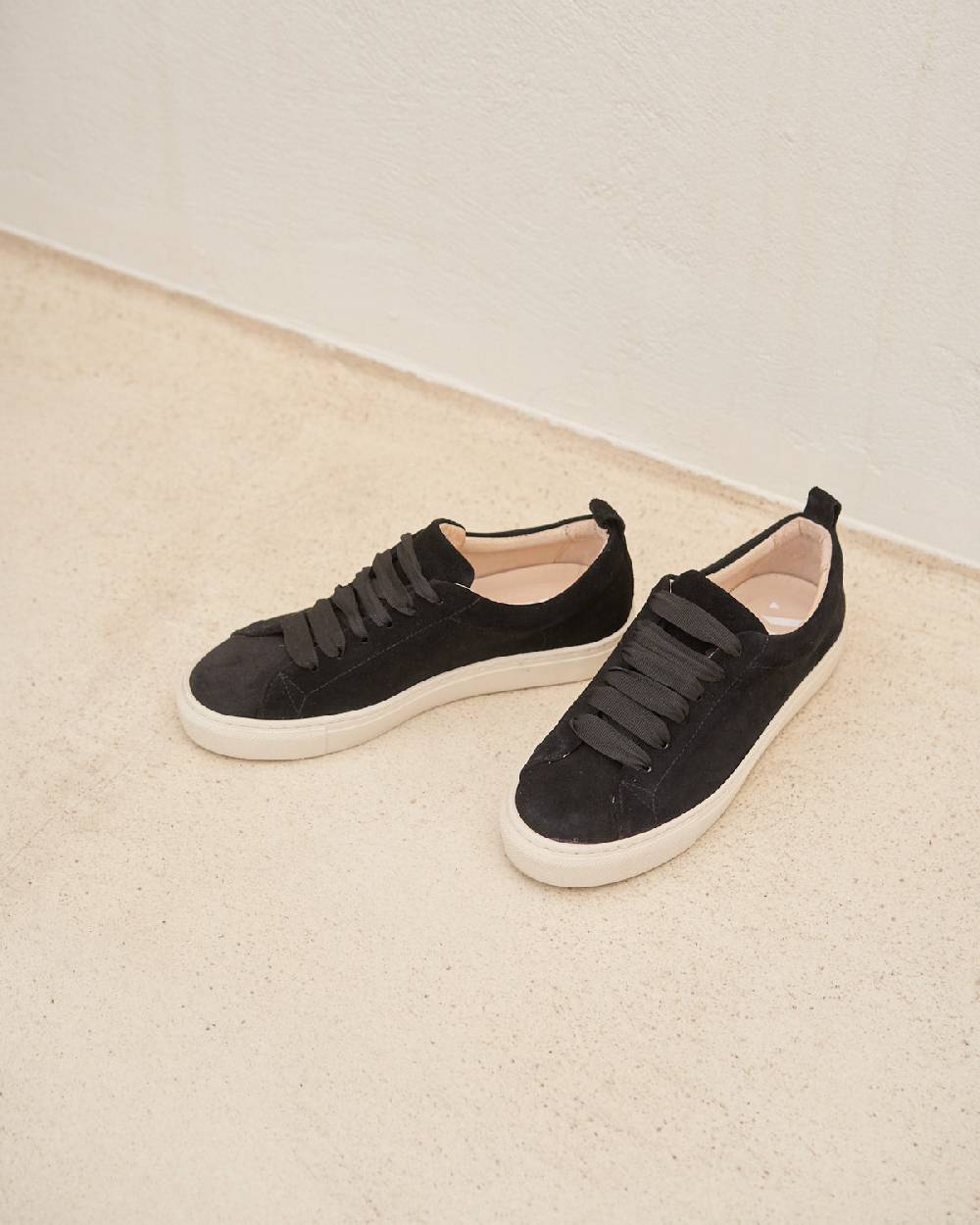 Manebí Suede Sneakers - Hamptons Black