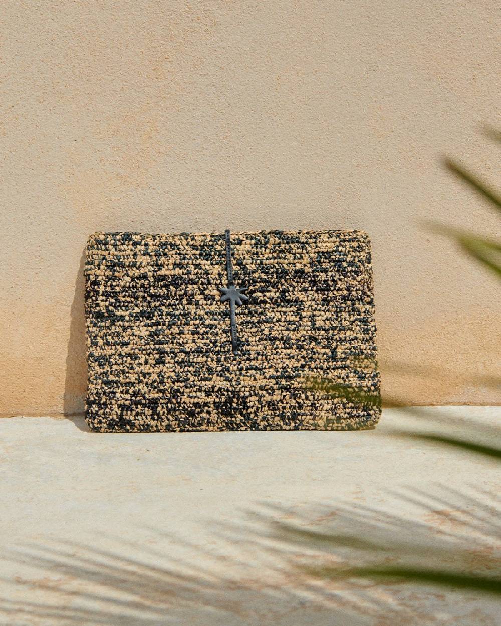 Manebí Raffia Clutch - Leather Palm Natural \u0026 Black Melange