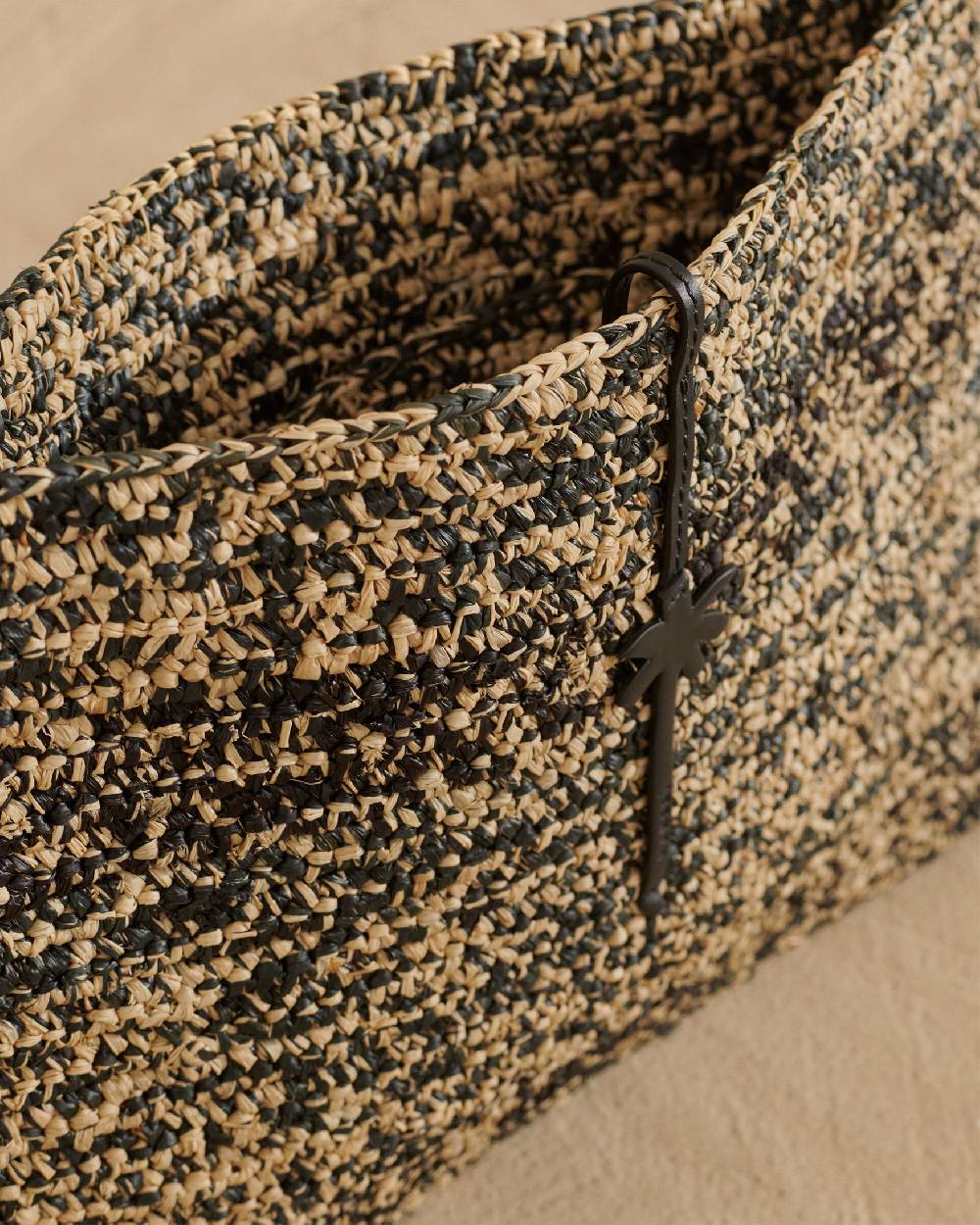 Manebí Raffia Clutch - Leather Palm Natural \u0026 Black Melange