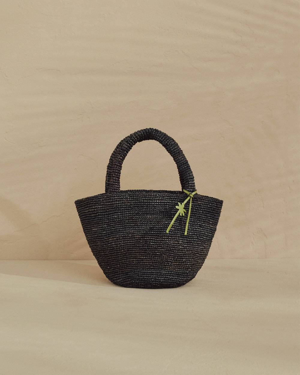 Manebí Raffia Summer Bag Medium - Palm Leather Tag Black