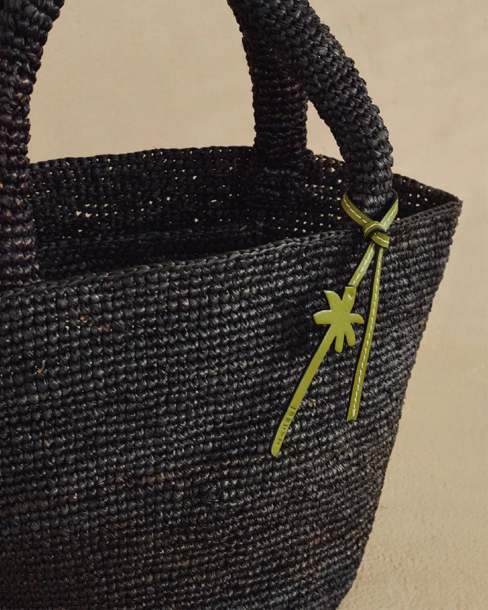 Manebí Raffia Summer Bag Medium - Palm Leather Tag Black