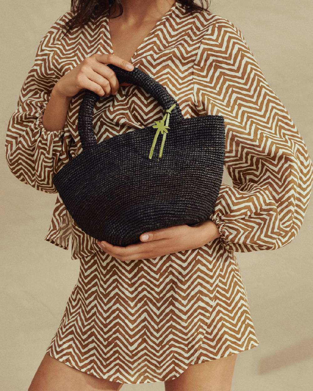 Manebí Raffia Summer Bag Medium - Palm Leather Tag Black