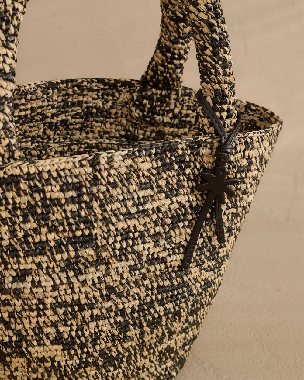 Manebí Raffia Summer Bag Medium - Palm Leather Tag Natural Black Melange