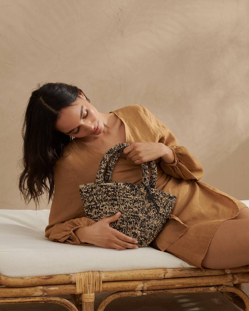 Manebí Raffia Summer Bag Medium - Palm Leather Tag Natural Black Melange