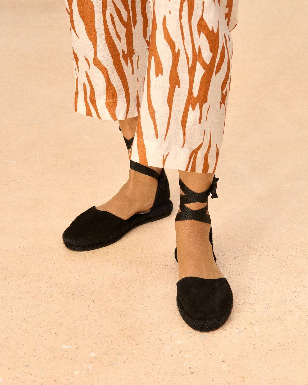 Manebí Suede Flat Valenciana Espadrilles - Hamptons Black On Tone