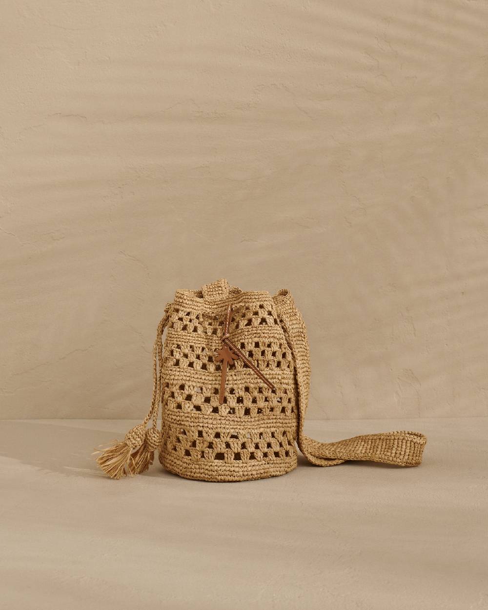 Manebí Weaving Raffia Beach Bucket - Palm Leather Tag