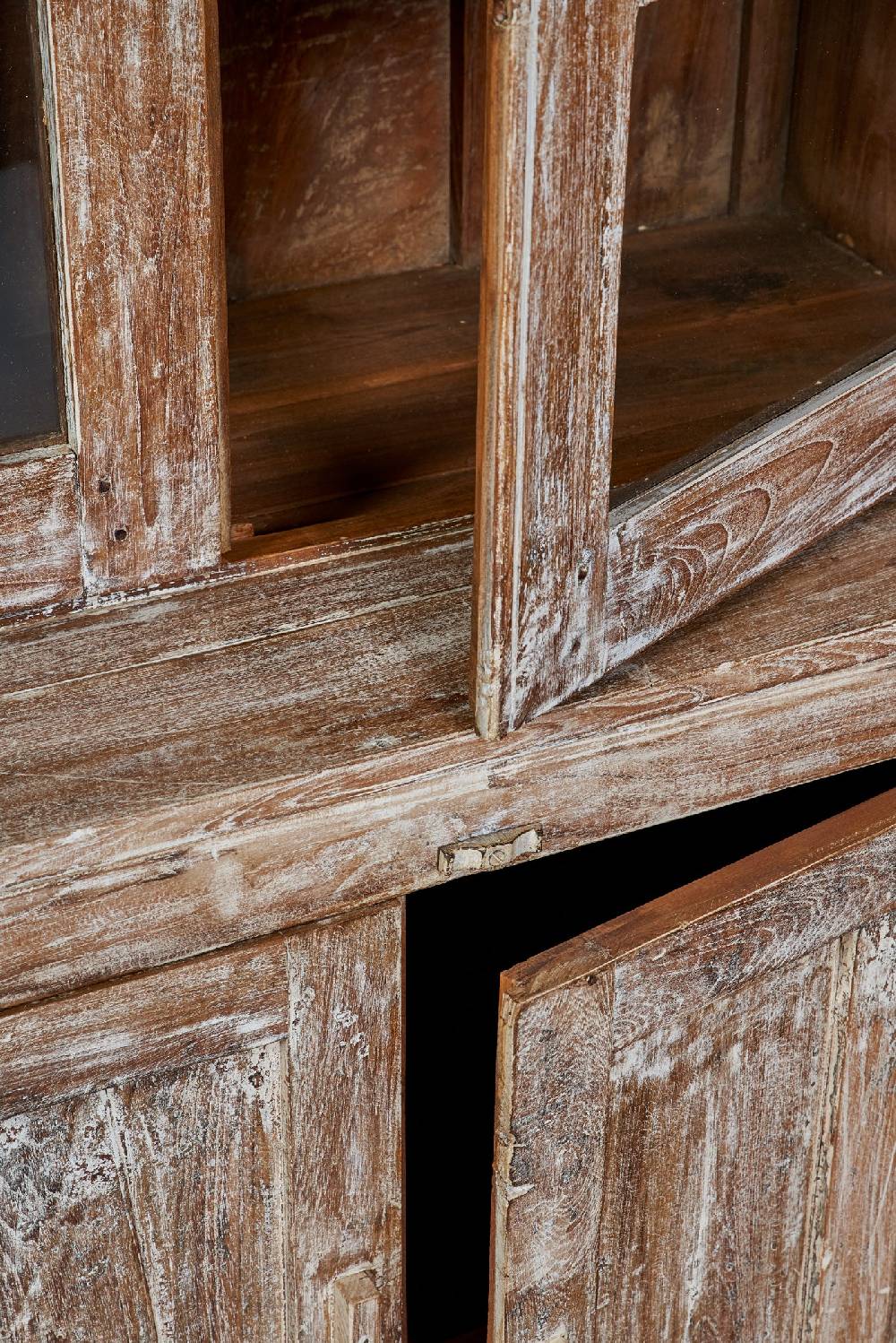 Novità Home Vetrina Legno Sbiancata 2 Sportelli