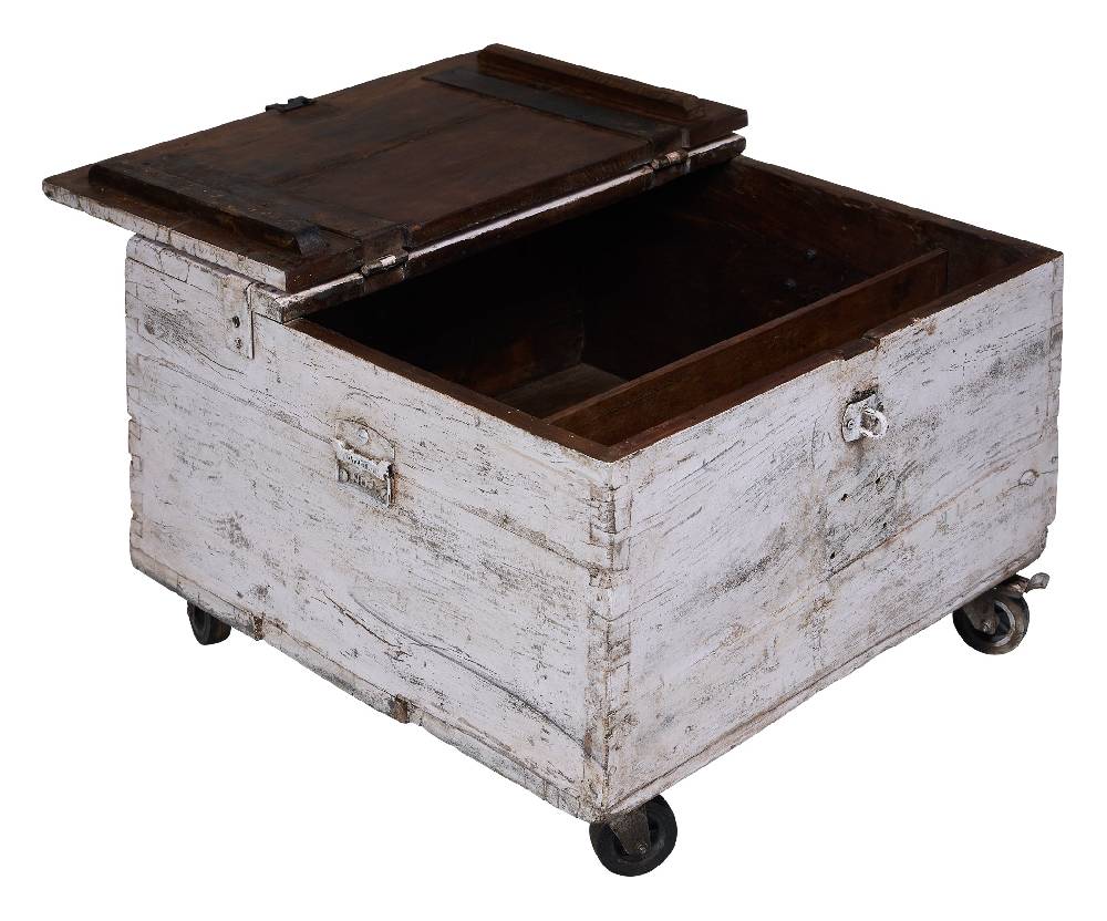 Novità Home Secolo Passato - Baule White Wash Con Ruote Originale