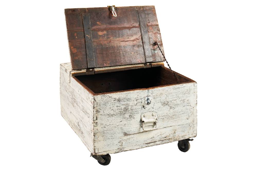 Novità Home Secolo passato - baule white wash con ruote originale