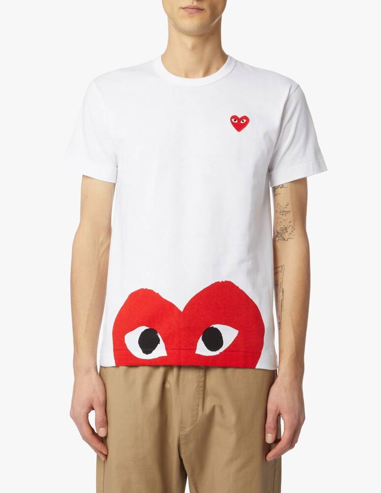 Comme des Garçons Play T-shirt con stampa a cuore sul fondo